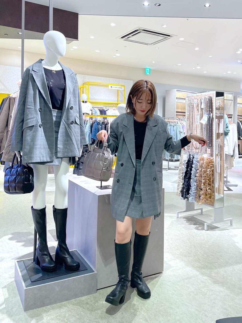 「低身長、カジュアル、ベーシック/シンプル、体型カバー、高見え、ゆったり、LEPSIM」｜「LEPSIMのパデットボストンバッグ　135656（ボストンバッグ、その他）」を使った、manaさん（レディース・153cm）の秋コーディネートの3枚目の写真