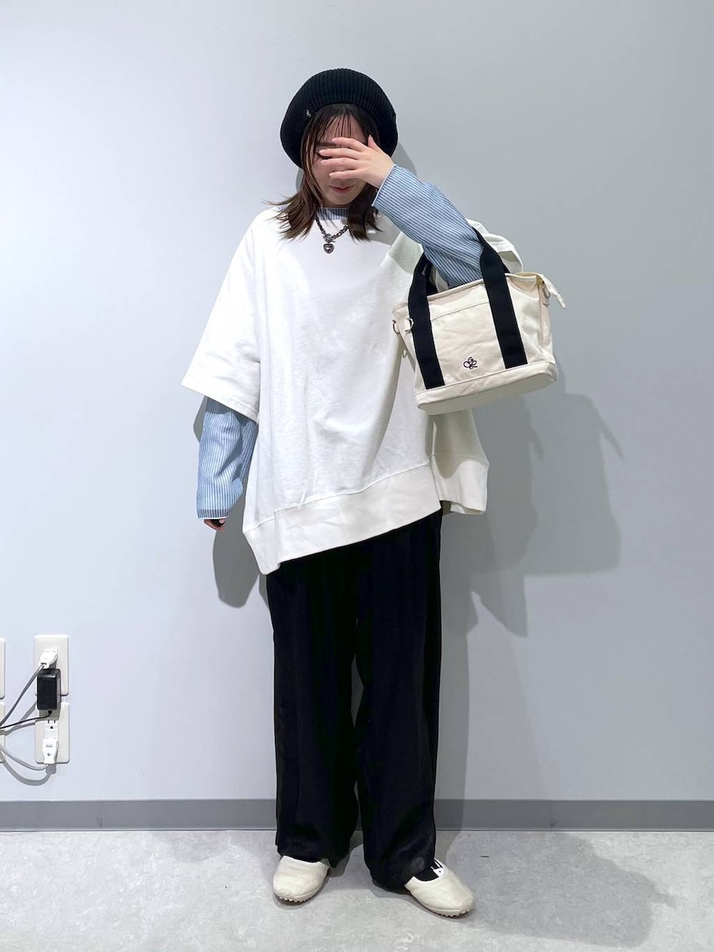 「低身長、カジュアル、ベーシック/シンプル、体型カバー、高見え、ゆったり、LEPSIM」｜「GLOBAL WORKの3ROOM2WAYキャンバストート/286161（トートバッグ、ホワイト系）」を使った、manaさん（レディース・153cm）の春コーディネートの5枚目の写真