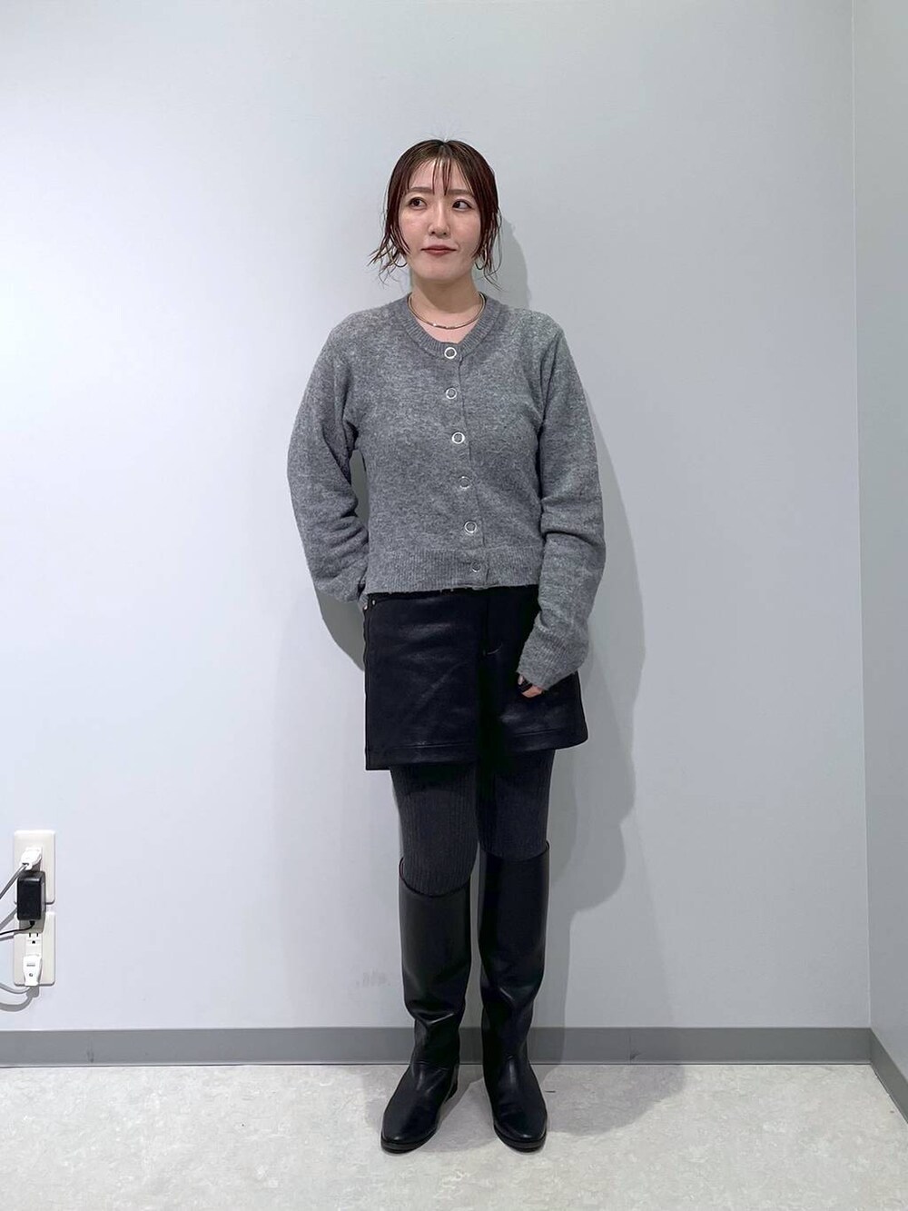 グレー系のカーディガン/ボレロ、ブラック系のその他パンツを着用したレディースの冬コーディネートの2枚目の写真