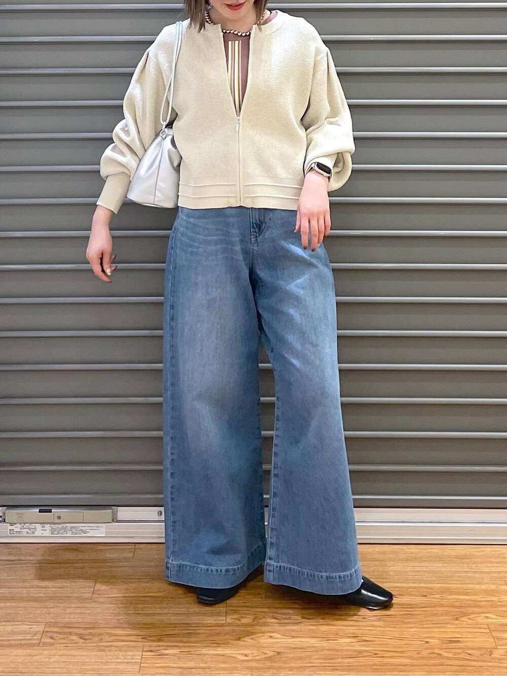 ブラウン系のタンクトップ、ブラック系のパンプス、シルバー系のショルダーバッグを着用したレディースの春コーディネートの3枚目の写真