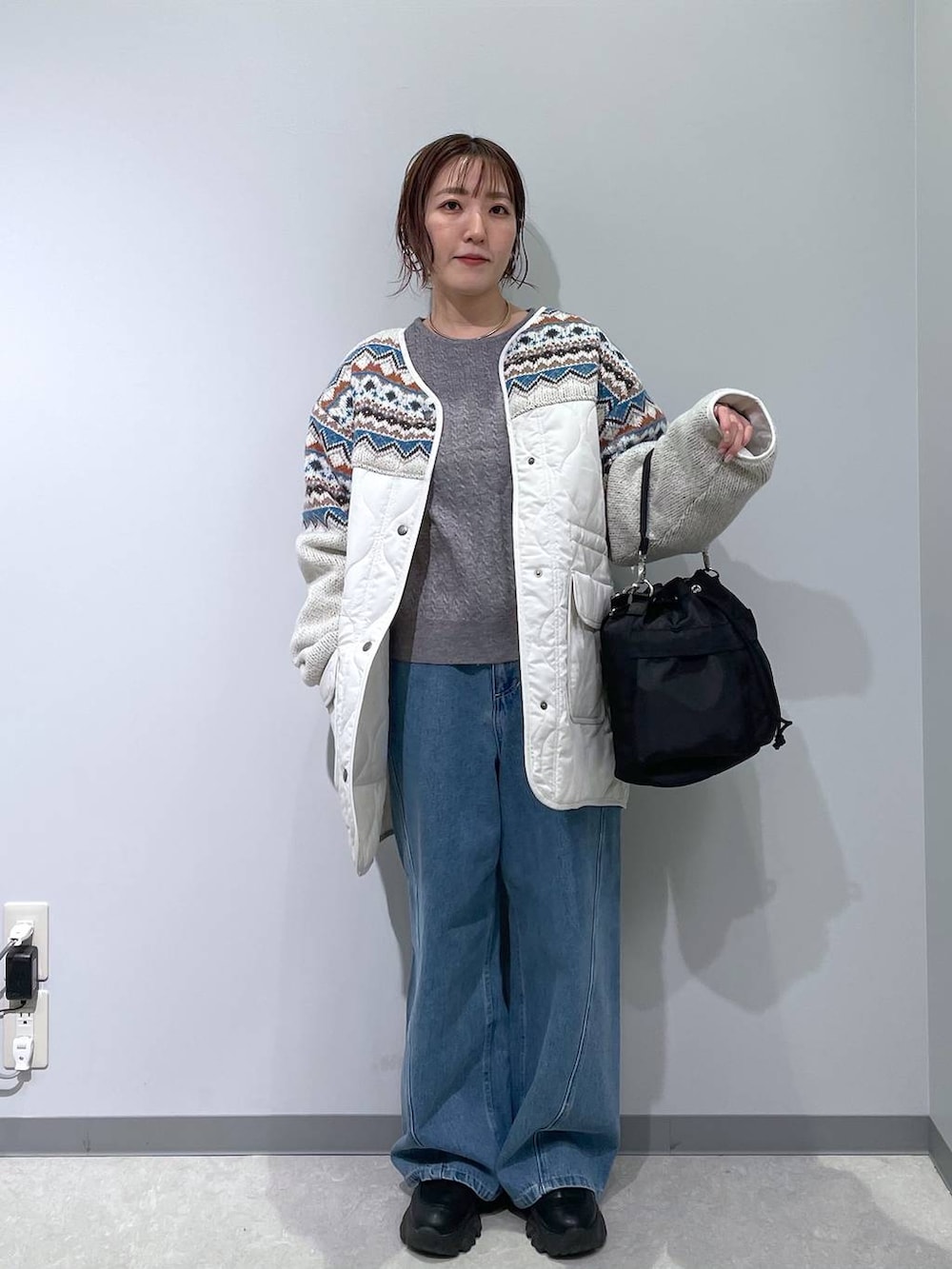 ブラック系のショルダーバッグ、グレー系のニット/セーター、ベージュ系のブルゾンを着用したレディースの冬コーディネートの4枚目の写真