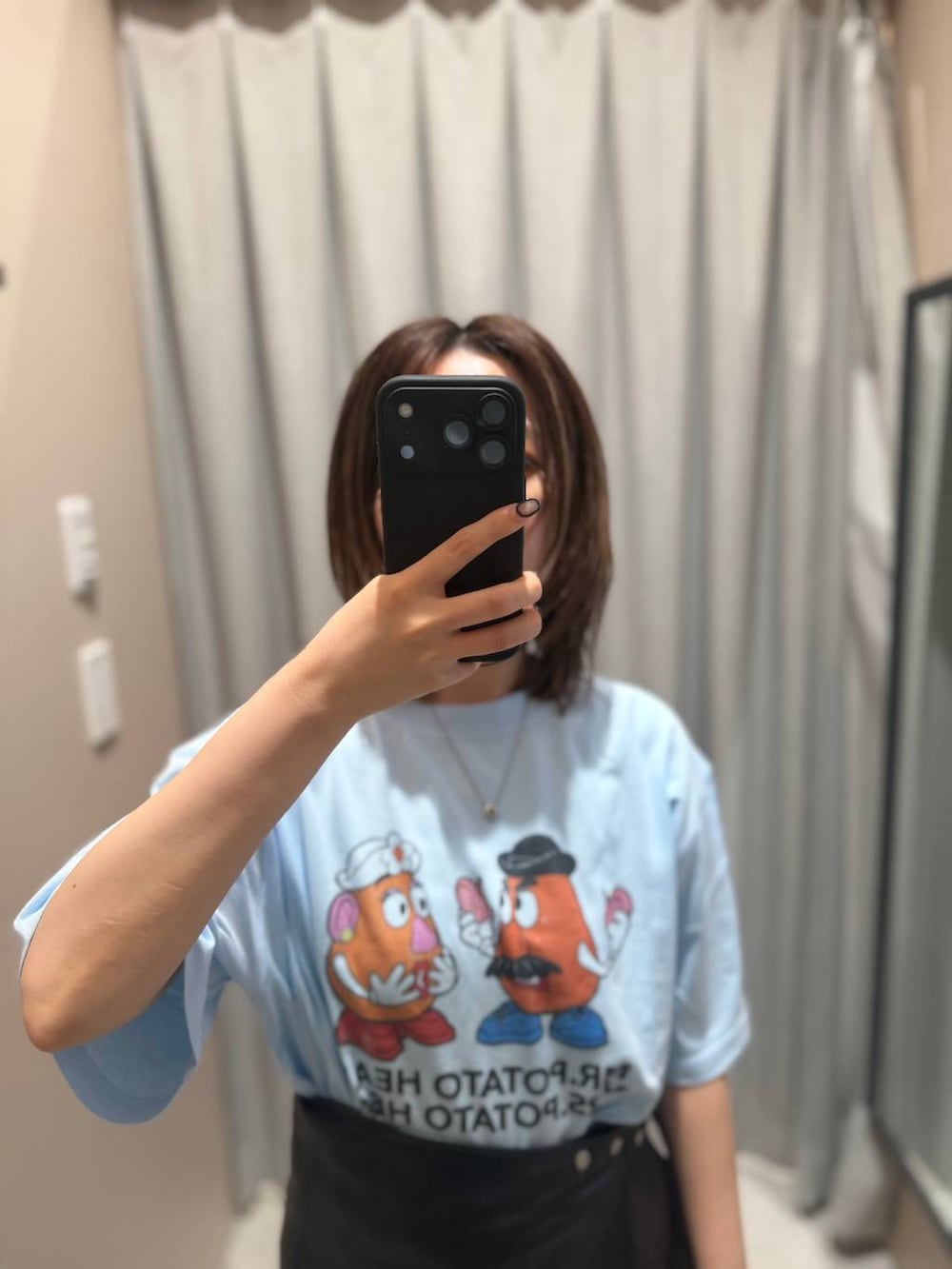 ベージュ系のその他パンツ、ブルー系のTシャツ/カットソー、ブラック系のベルトを着用したレディースの夏コーディネートの5枚目の写真