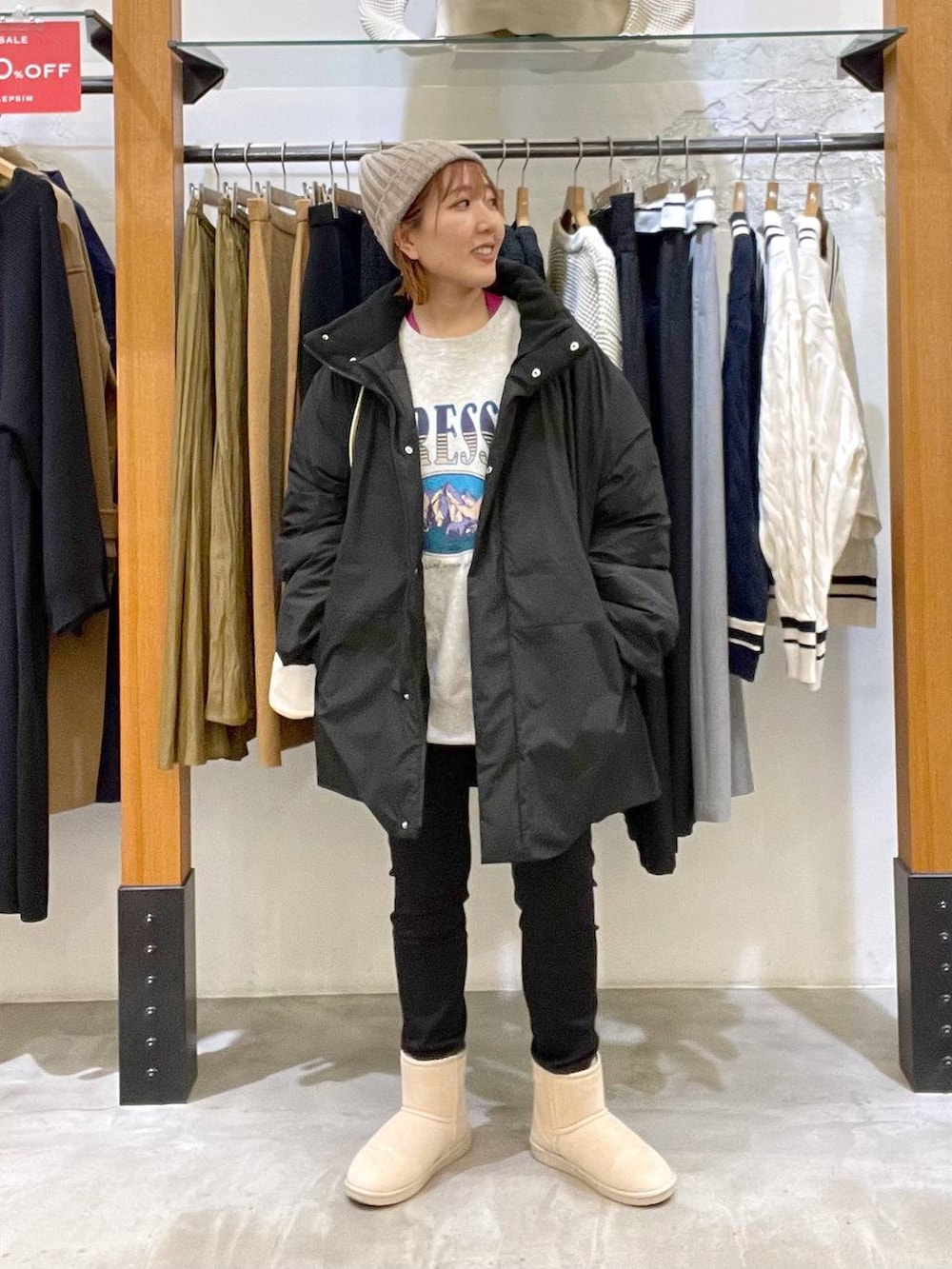 ブラック系のその他パンツ、グレー系のスウェット、ブラック系のダウンジャケット/コートを着用したレディースの冬コーディネートの4枚目の写真