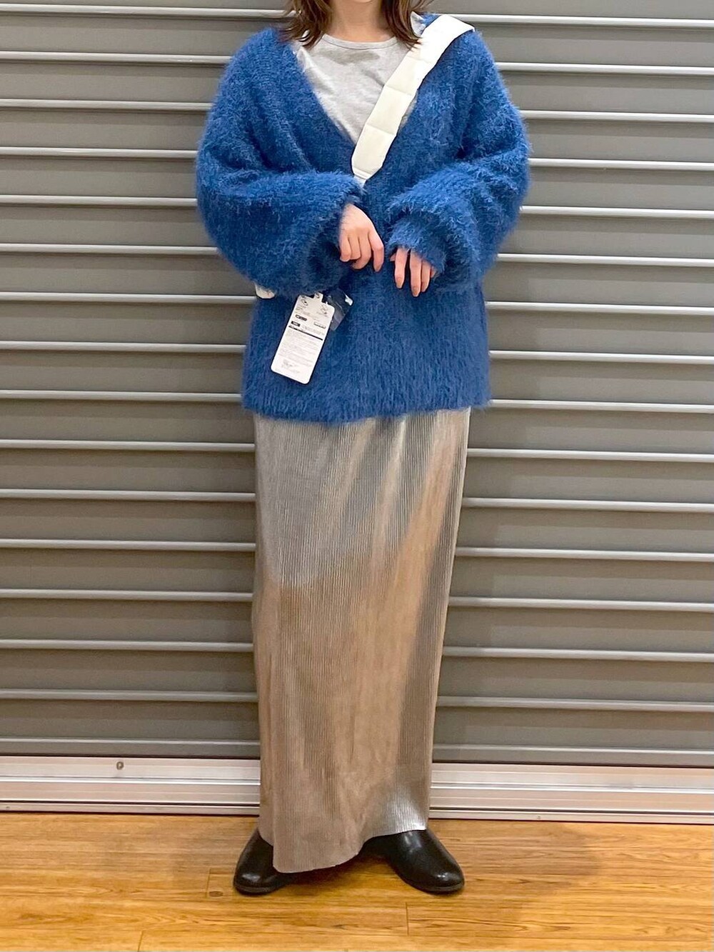 グレー系のTシャツ/カットソー、ブラウン系のブーツ、ブルー系のニット/セーターを着用したレディースの冬コーディネートの2枚目の写真