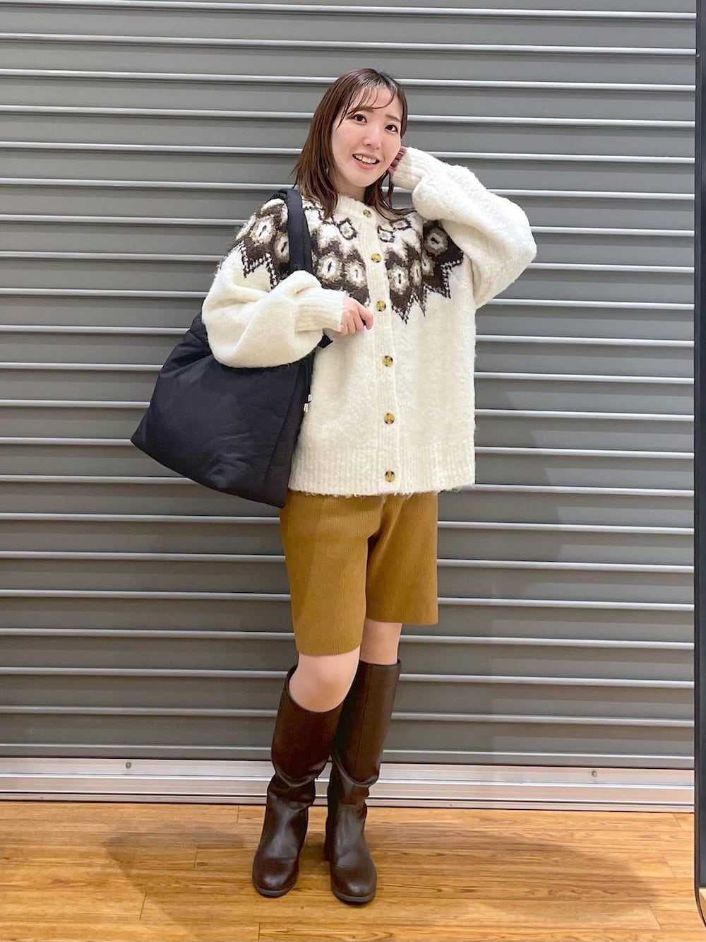 ブラウン系のその他パンツ、ブラウン系のブーツ、ブラック系のマザーズバッグを着用したレディースの冬コーディネートの3枚目の写真