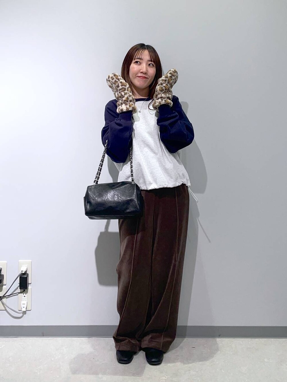ブラウン系のその他パンツ、ブラック系のショルダーバッグ、グレー系のスウェットを着用したレディースの秋コーディネートの3枚目の写真