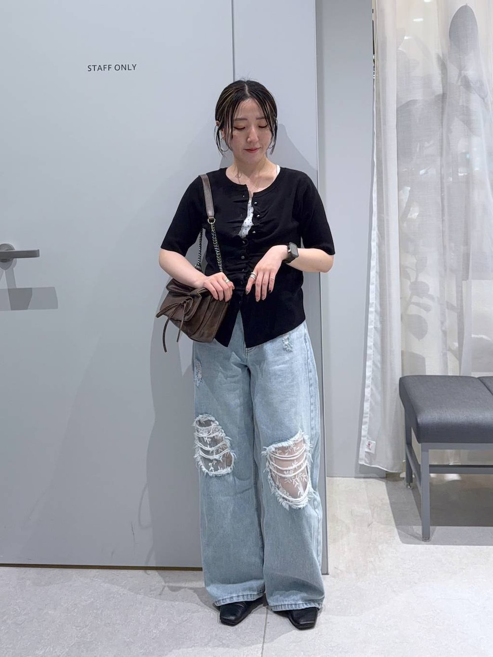 ホワイト系のTシャツ/カットソー、ブラウン系のショルダーバッグ、ブルー系のデニムパンツを着用したレディースの春コーディネートの3枚目の写真