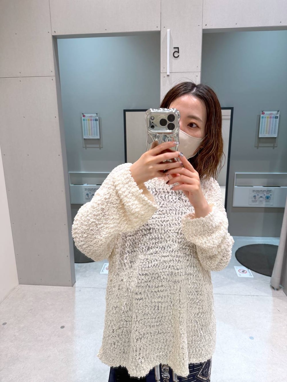 ホワイト系のニット/セーターを着用したレディースの秋コーディネートの3枚目の写真