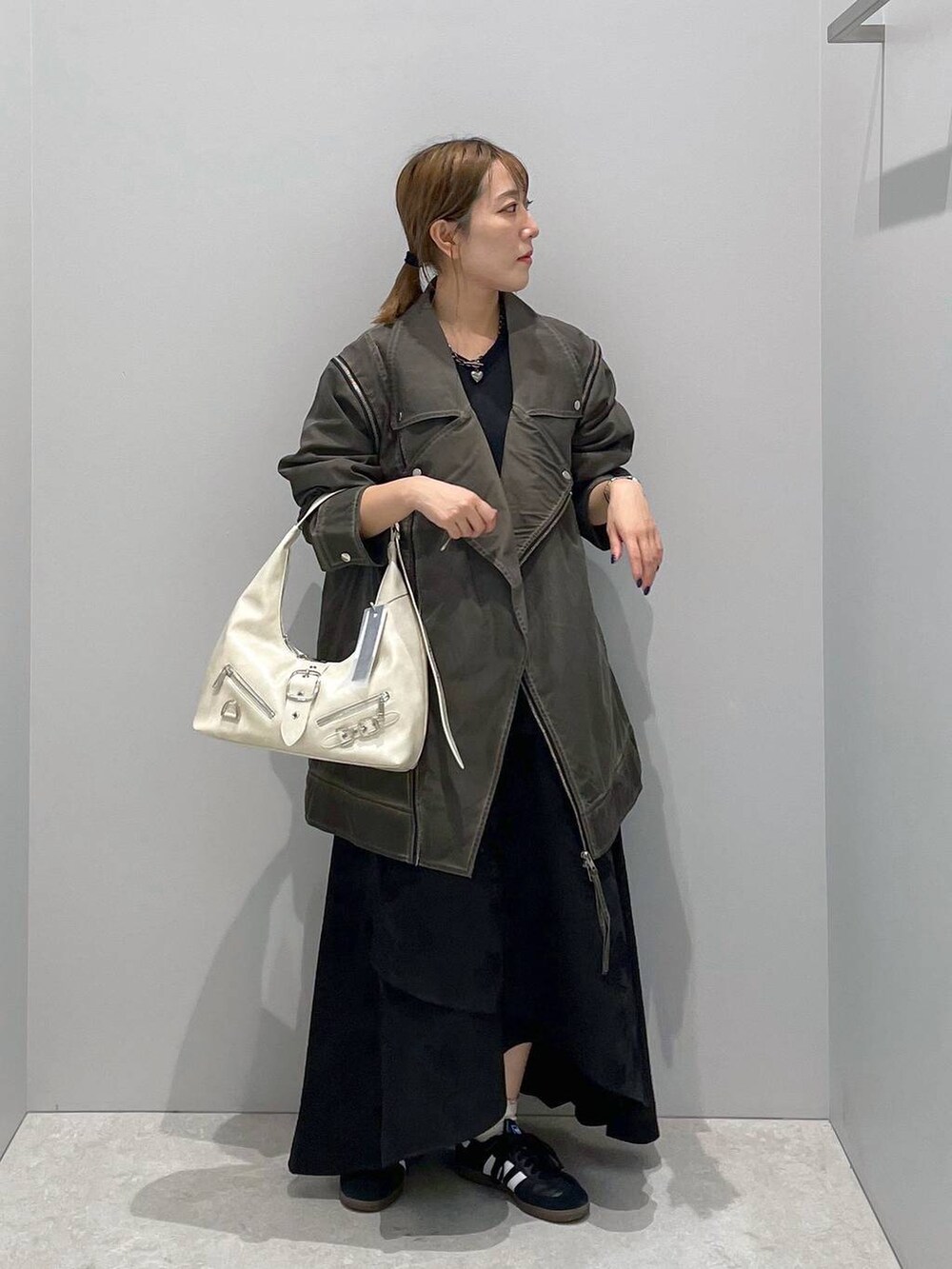 「体型カバー、高見え、ゆったり、LEPSIM、低身長、カジュアル、ベーシック/シンプル」｜「JEANASISのカコウBIGライダース/145147（ライダースジャケット、ブラウン系）」を使った、manaさん（レディース・153cm）の秋コーディネートの2枚目の写真