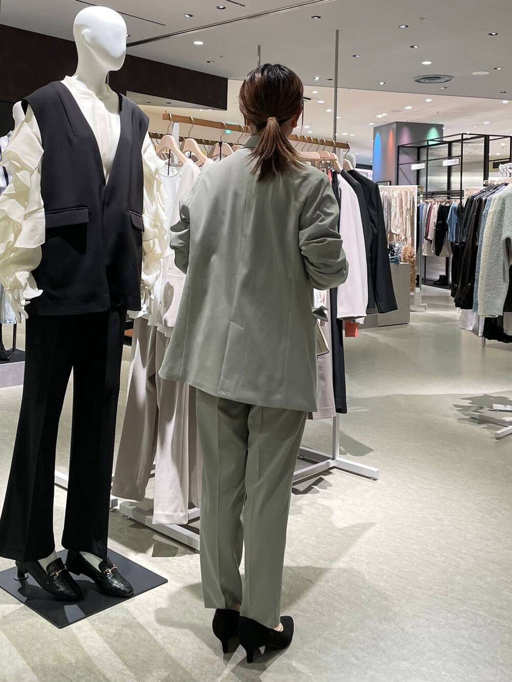 グリーン系のその他パンツ、ホワイト系のシャツ/ブラウス、グリーン系のテーラードジャケットを着用したレディースの冬コーディネートの3枚目の写真