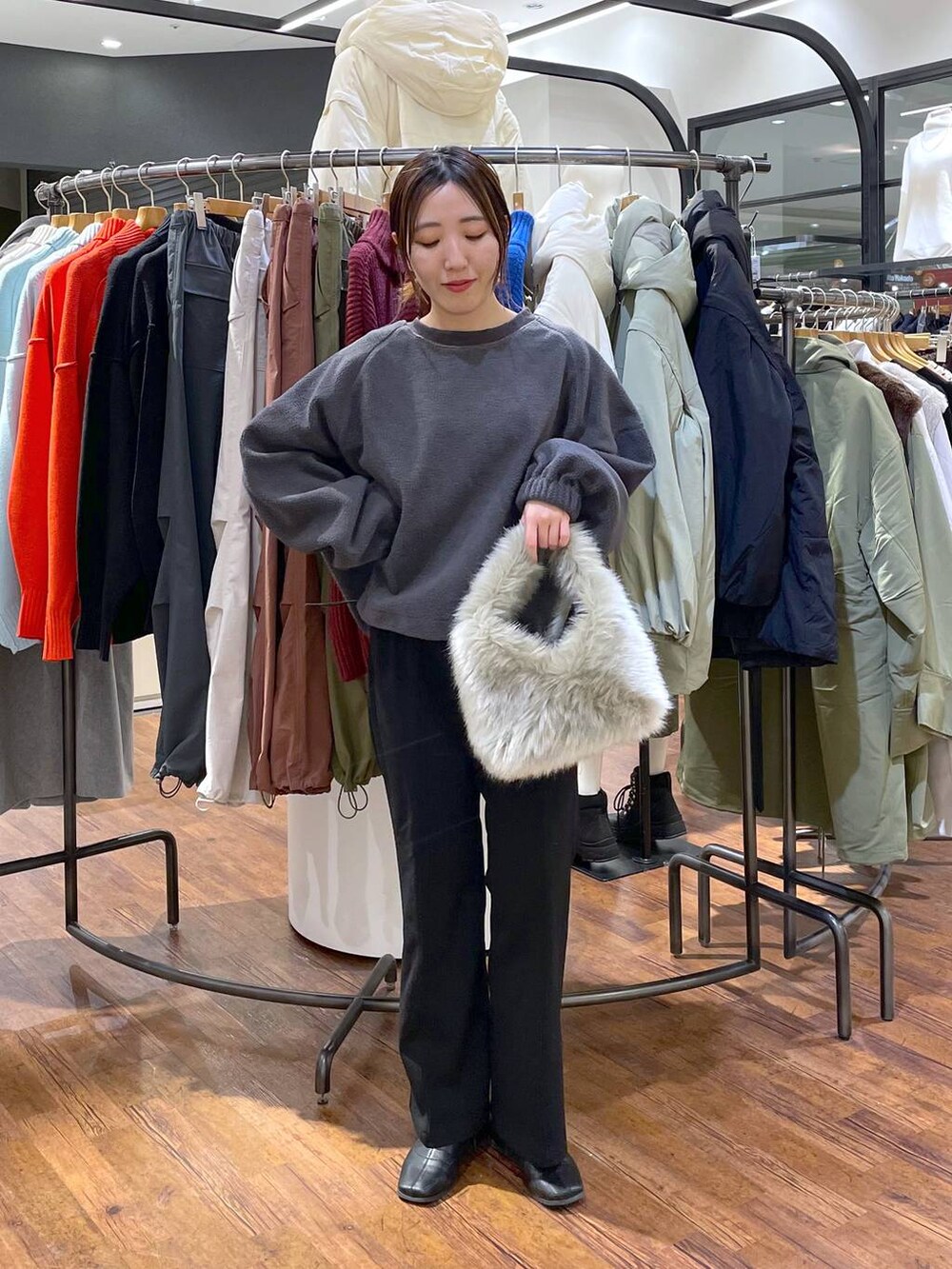 ブラック系のその他パンツ、グレー系のハンドバッグ、グレー系のTシャツ/カットソーを着用したレディースの冬コーディネートの3枚目の写真