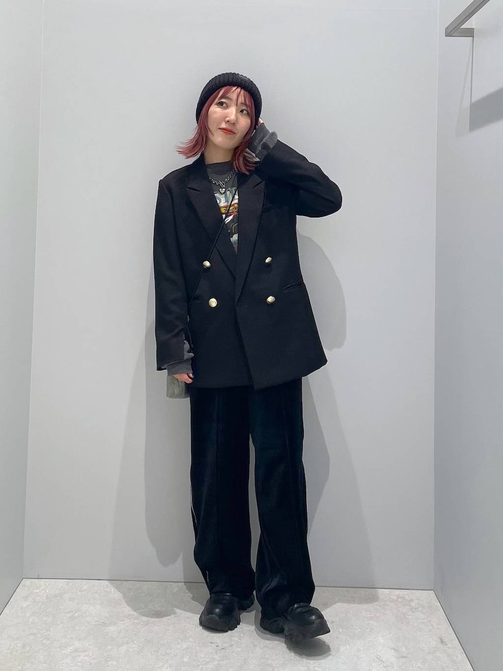 グレー系のTシャツ/カットソー、ブラック系のテーラードジャケット、ホワイト系のその他パンツを着用したレディースの秋コーディネートの3枚目の写真