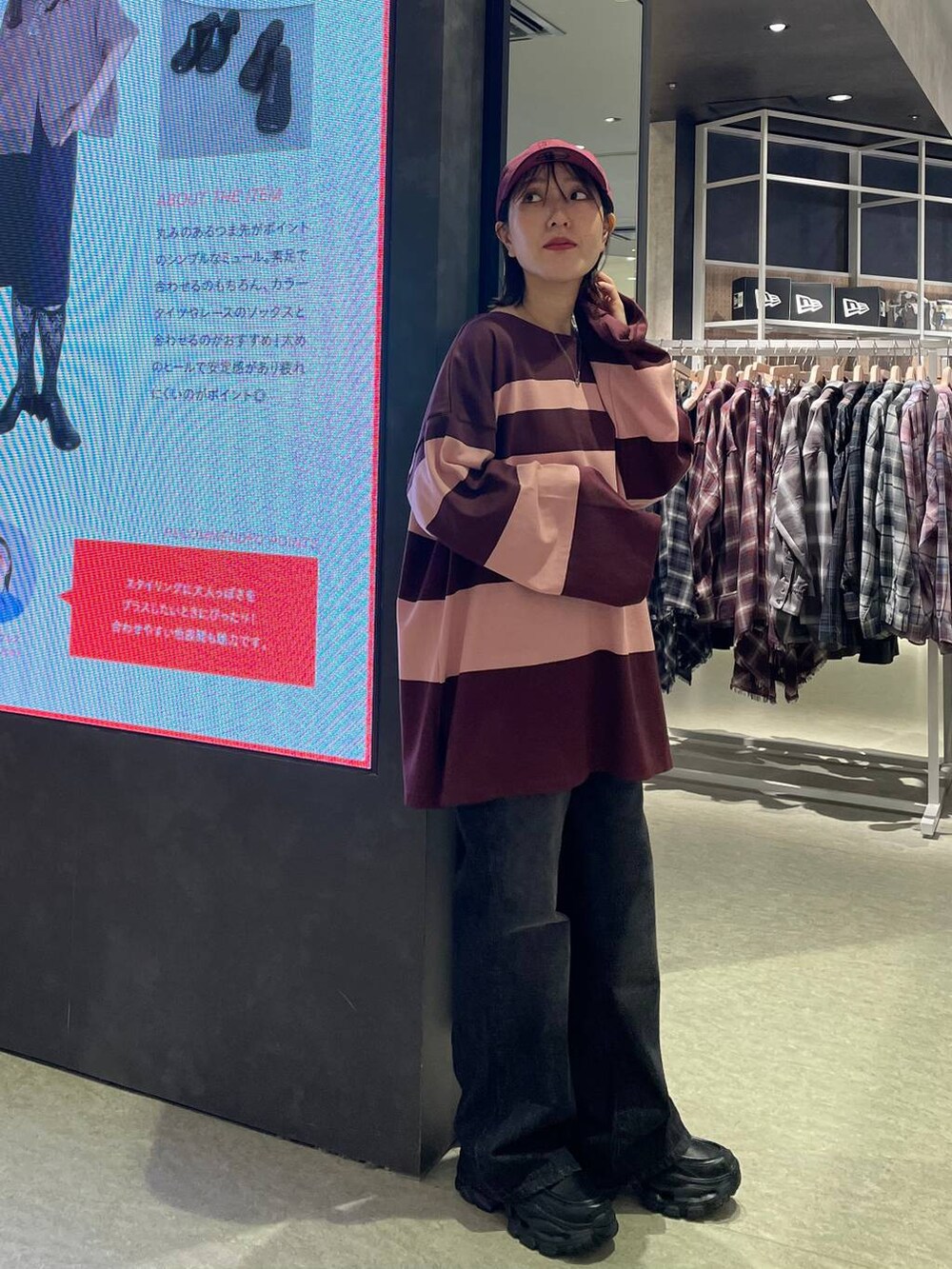 ブラック系のローファー、ブラック系のデニムパンツ、ブラウン系のTシャツ/カットソーを着用したレディースの秋コーディネートの2枚目の写真