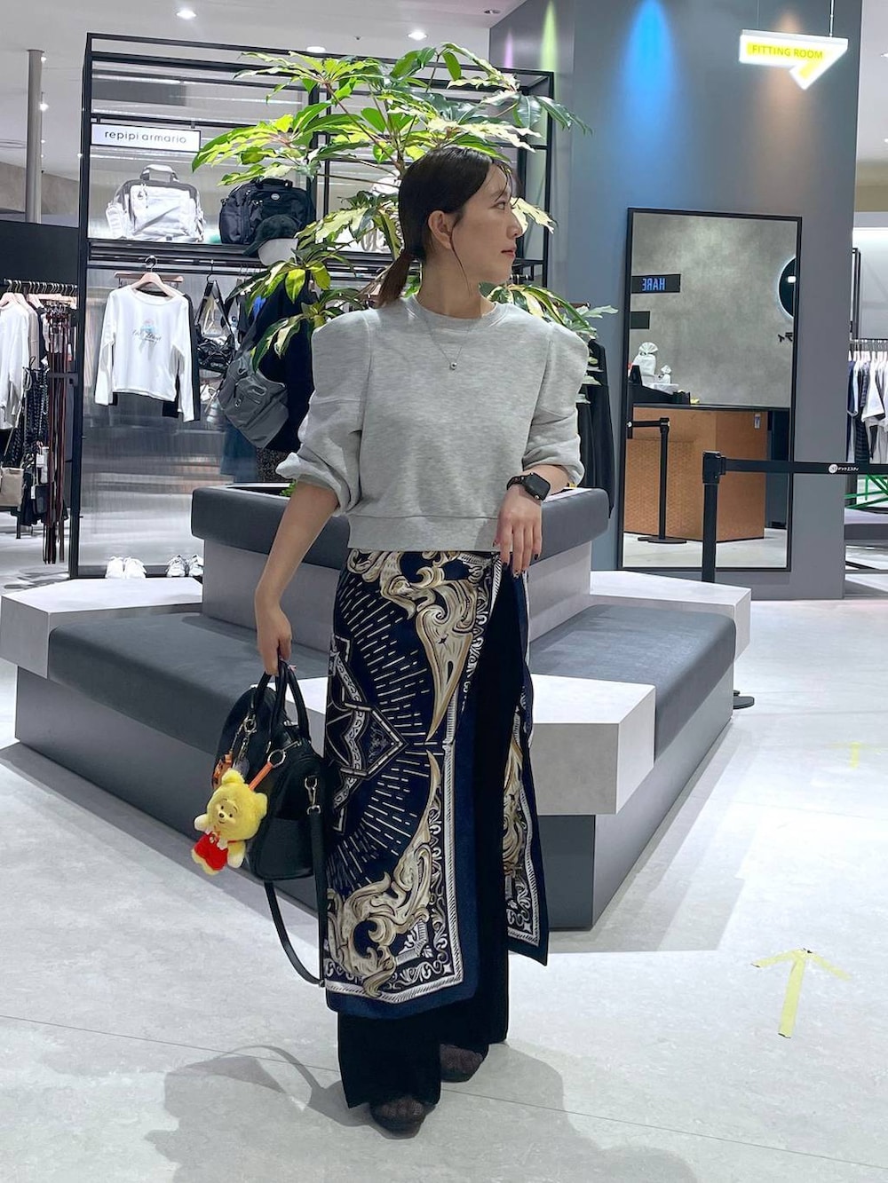 ブラック系のその他パンツ、グレー系のスウェットを着用したレディースの秋コーディネートの2枚目の写真