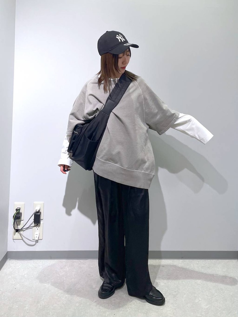 ブラック系のショルダーバッグ、ホワイト系のTシャツ/カットソー、ブラック系のその他パンツを着用したレディースの春コーディネートの3枚目の写真