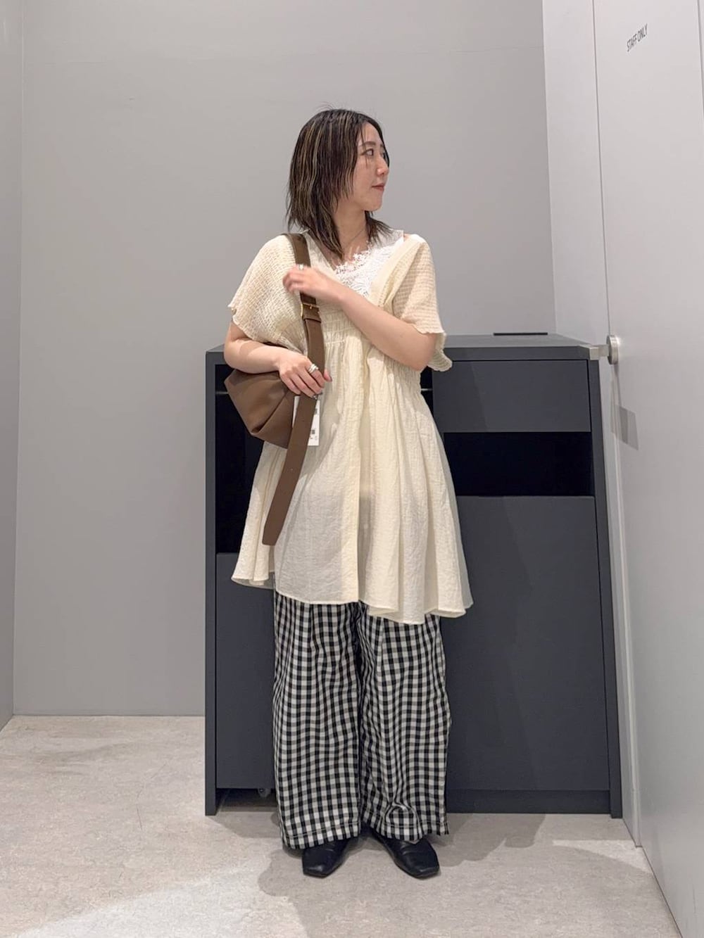 ホワイト系のシャツ/ブラウス、ホワイト系のその他パンツ、ホワイト系のタンクトップを着用したレディースの夏コーディネートの3枚目の写真