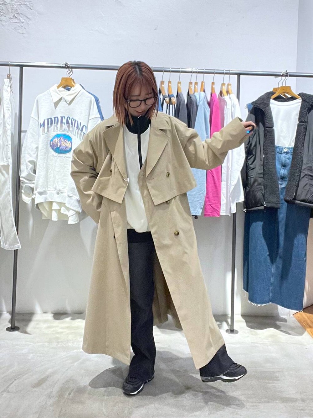 「低身長、カジュアル、ベーシック/シンプル、体型カバー、高見え、ゆったり、LEPSIM」｜「LEPSIMのストレッチフレア加工デニムパンツ　987513（デニムパンツ、グレー系）」を使った、manaさん（レディース・153cm）の春コーディネートの5枚目の写真