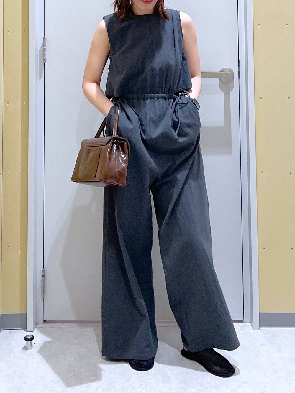 グレー系のサロペット/オーバーオール、ブラウン系のボストンバッグを着用したレディースの夏コーディネートの4枚目の写真
