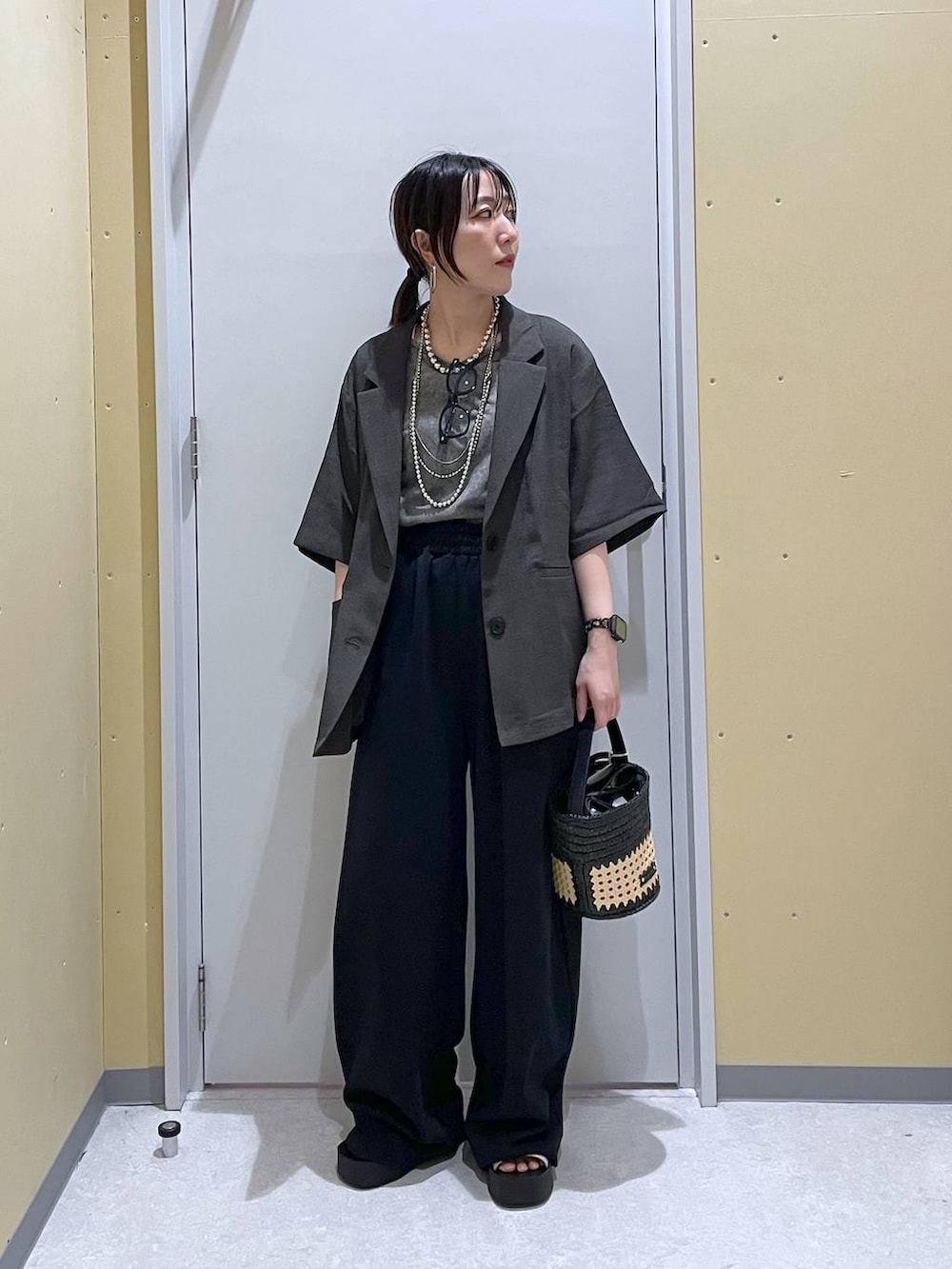 「低身長、カジュアル、ベーシック/シンプル、高見え、ゆったり、モノトーン、シンプルコーデ、大人カジュアル、きれいめカジュアル」｜「LOWRYS FARMのホップサックジャケットＳＳ253196（テーラードジャケット、グレー系）」を使った、manaさん（レディース・153cm）の夏コーディネートの2枚目の写真