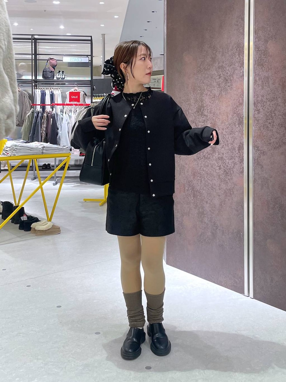 ブラック系のその他パンツ、ブラック系のカーディガン/ボレロ、ブラック系のボストンバッグを着用したレディースの冬コーディネートの3枚目の写真