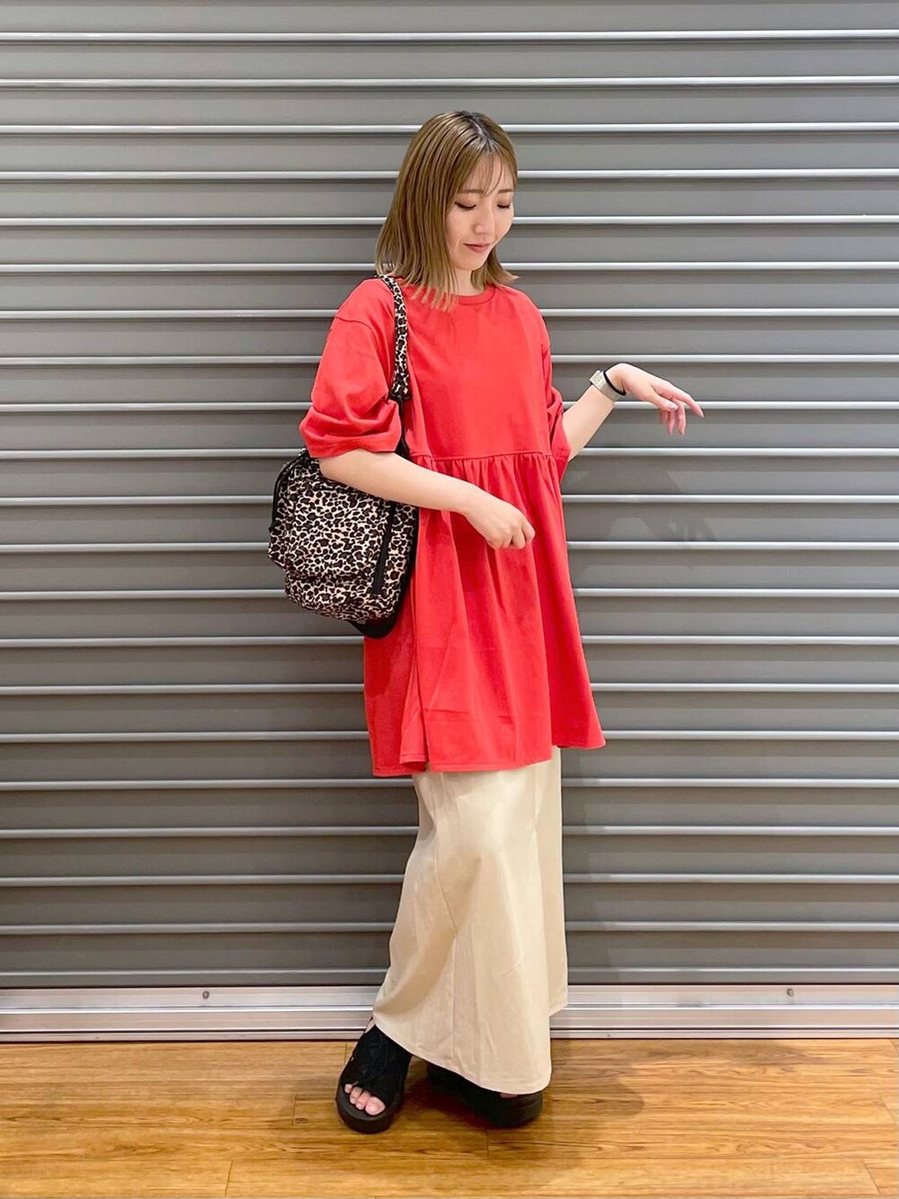 その他のショルダーバッグ、ホワイト系のスカート、レッド系のTシャツ/カットソーを着用したレディースの夏コーディネートの2枚目の写真