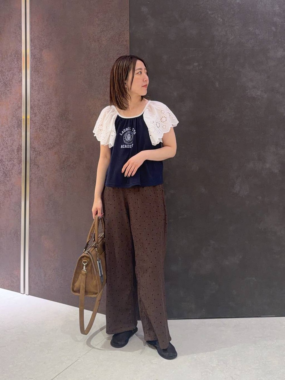 ブルー系のTシャツ/カットソー、ブラウン系のボストンバッグ、ブラウン系のその他パンツを着用したレディースの夏コーディネートの3枚目の写真