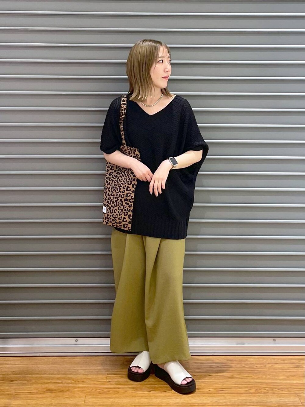 グリーン系のその他パンツ、その他のトートバッグ、ホワイト系のサンダルを着用したレディースの夏コーディネートの2枚目の写真