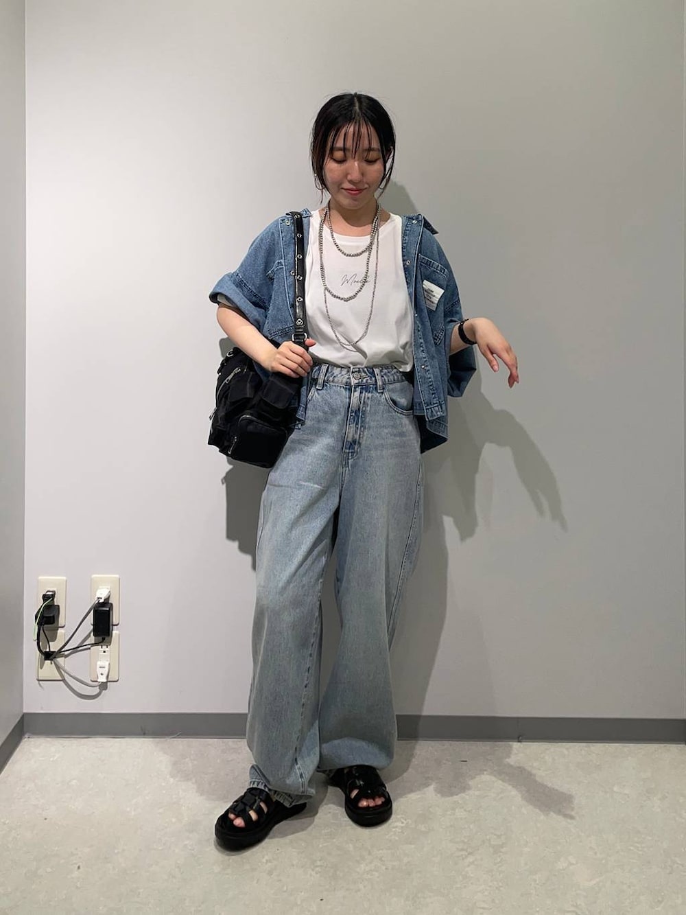 「低身長、カジュアル、ベーシック/シンプル、高見え、ゆったり、モノトーン、シンプルコーデ、大人カジュアル、きれいめカジュアル」｜「GLOBAL WORKのGOODデニムバギーパンツ/118365（デニムパンツ、ブルー系）」を使った、manaさん（レディース・153cm）の夏コーディネートの2枚目の写真