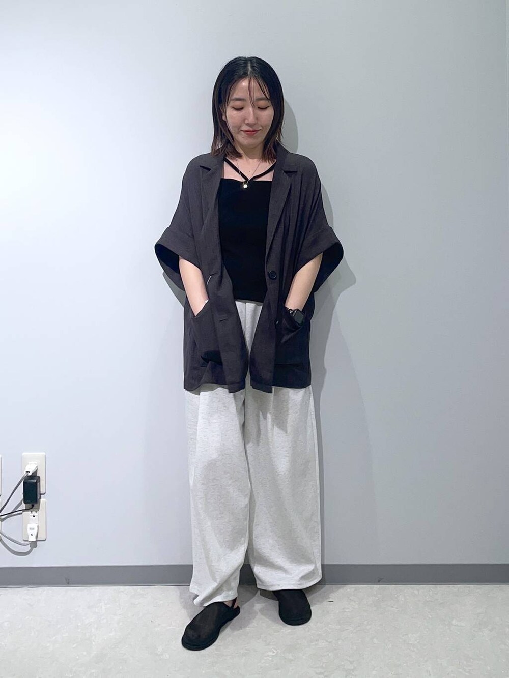 「低身長、カジュアル、ベーシック/シンプル、高見え、ゆったり、モノトーン、シンプルコーデ、大人カジュアル、きれいめカジュアル」｜「LOWRYS FARMのカットイージーコクーンパンツ２ 491345（デニムパンツ、グレー系）」を使った、manaさん（レディース・153cm）の夏コーディネートの2枚目の写真