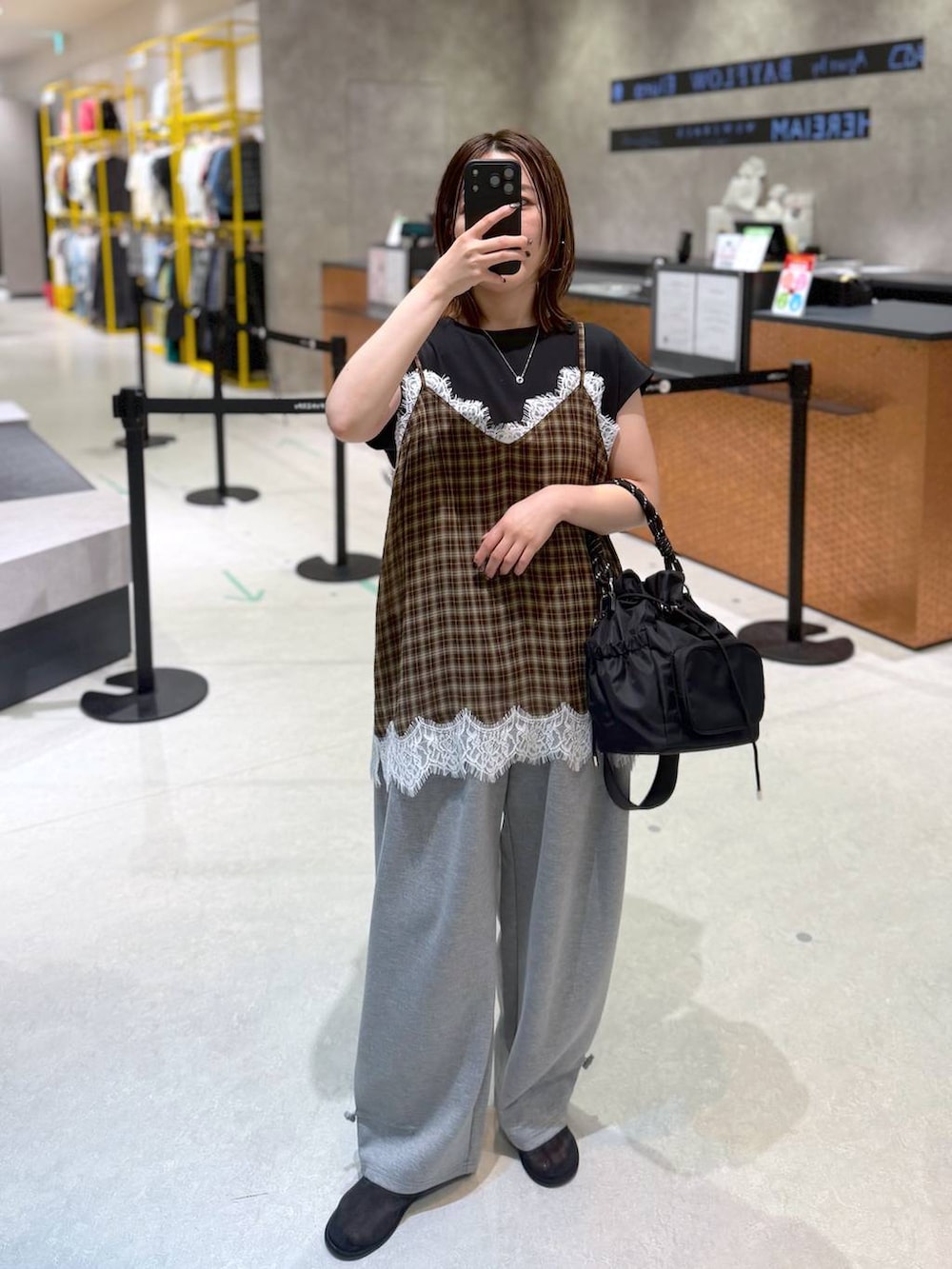 ブラック系のTシャツ/カットソー、グレー系のスウェットパンツ、ブラウン系のキャミソールを着用したレディースの夏コーディネートの2枚目の写真