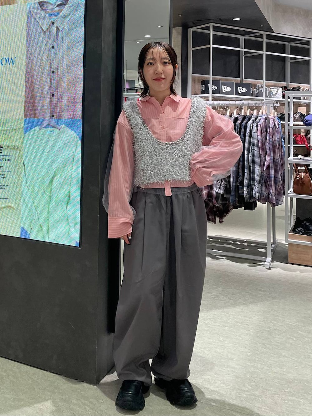 グレー系のその他パンツ、ブラック系のローファー、グレー系のベストを着用したレディースの秋コーディネートの4枚目の写真