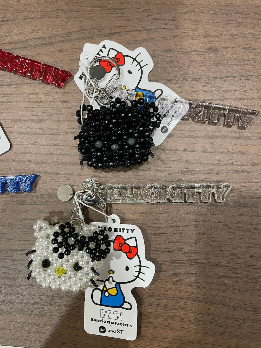 ブラック系のキーホルダーを着用したレディースの冬コーディネートの3枚目の写真