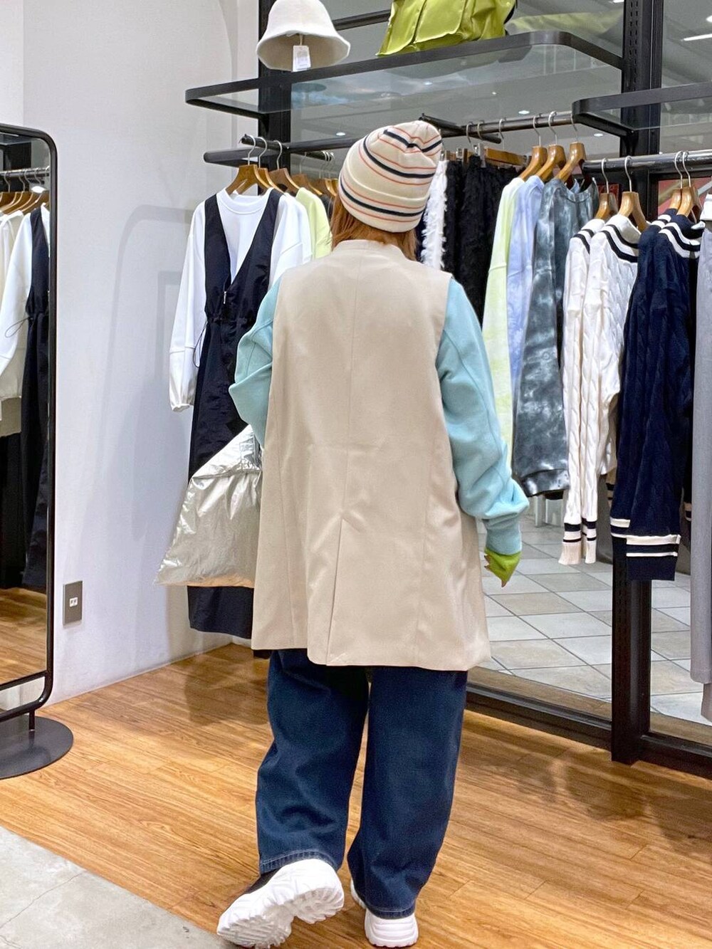 ブルー系のデニムパンツ、ブルー系のTシャツ/カットソー、シルバー系のトートバッグを着用したレディースの春コーディネートの3枚目の写真