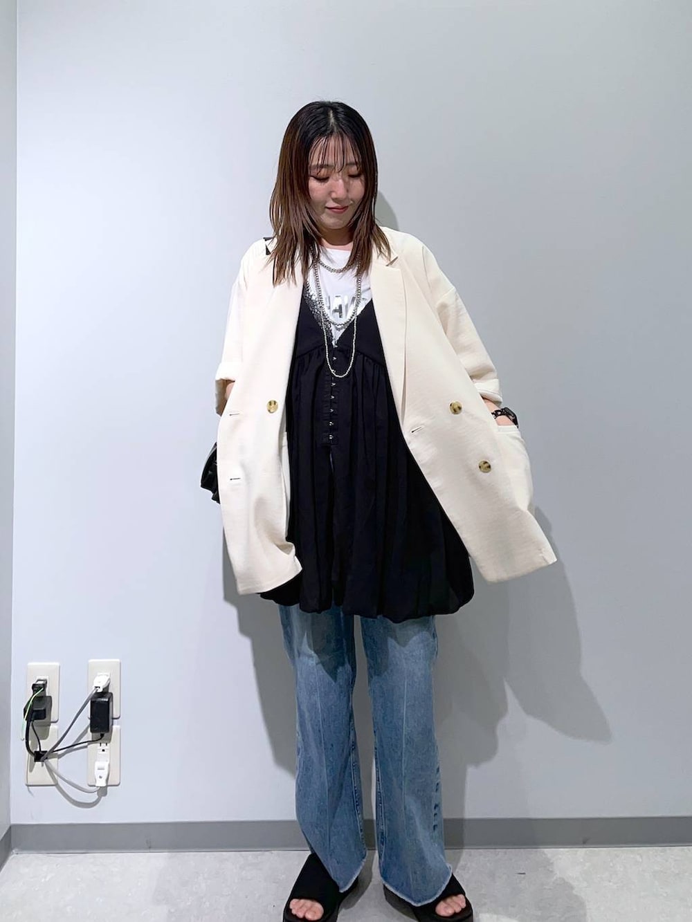 「低身長、シンプルコーデ、大人カジュアル、カジュアル、ベーシック/シンプル、高見え、ゆったり、モノトーン、きれいめカジュアル」｜「GLOBAL WORKのリッチクリーンプリントT半袖/147640（Tシャツ/カットソー、ホワイト系）」を使った、manaさん（レディース・153cm）の春コーディネートの2枚目の写真