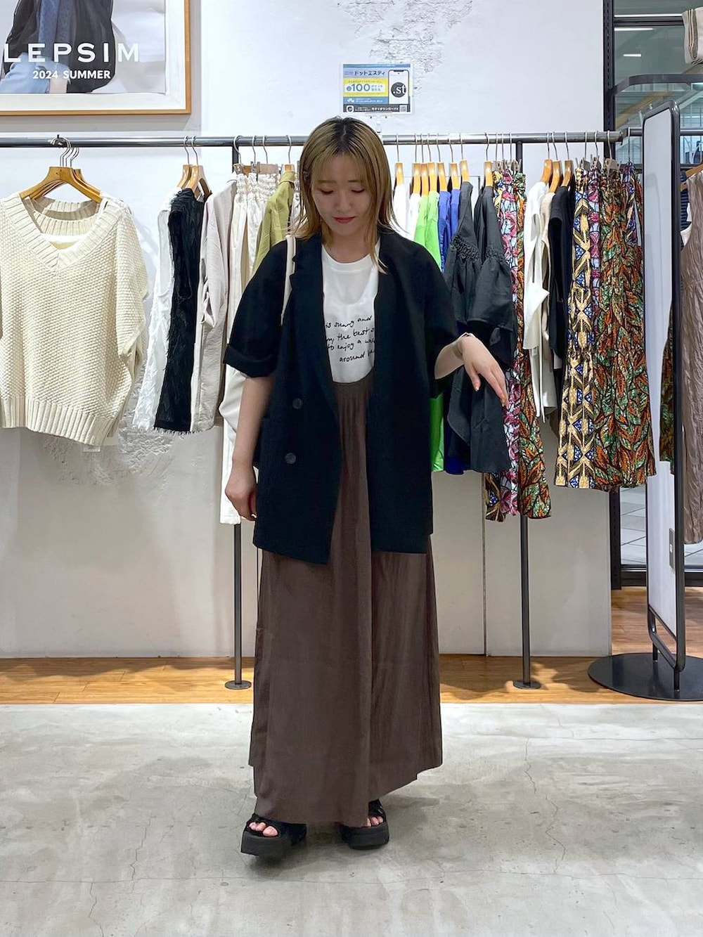 ブラック系のテーラードジャケット、ホワイト系のTシャツ/カットソー、ホワイト系のショルダーバッグを着用したレディースの夏コーディネートの3枚目の写真