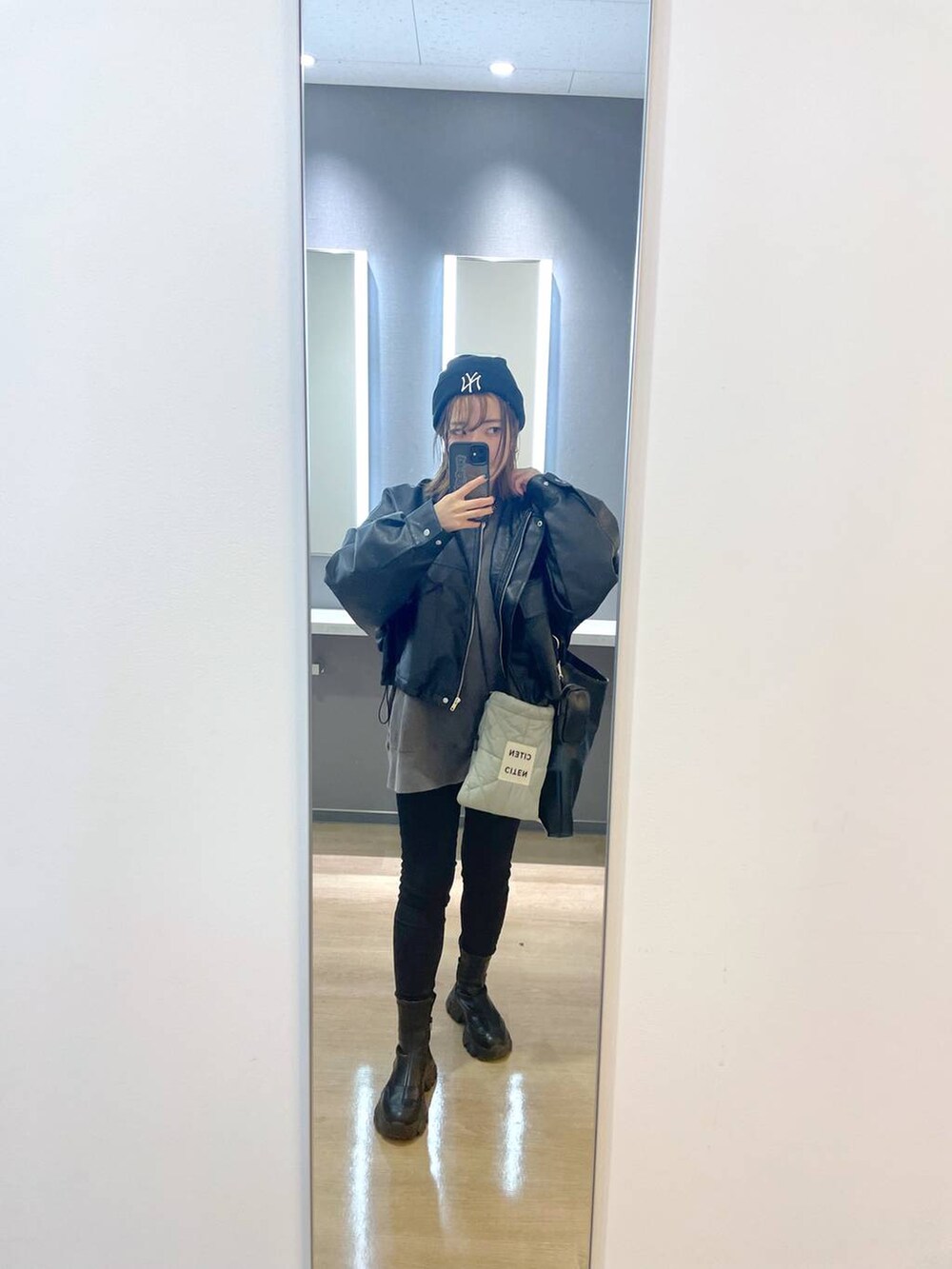 ブラック系のスウェット、ブラック系のデニムパンツ、ブラック系のニットキャップ/ビーニーを着用したレディースの秋コーディネートの3枚目の写真