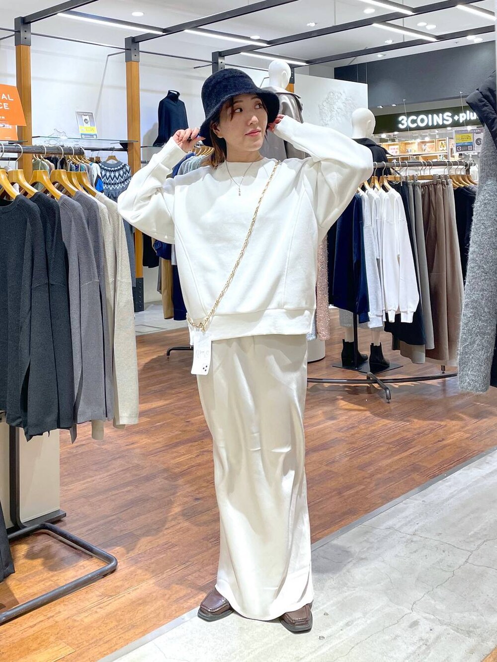 ホワイト系のTシャツ/カットソー、ホワイト系のスカート、ブラック系のハットを着用したレディースの冬コーディネートの2枚目の写真