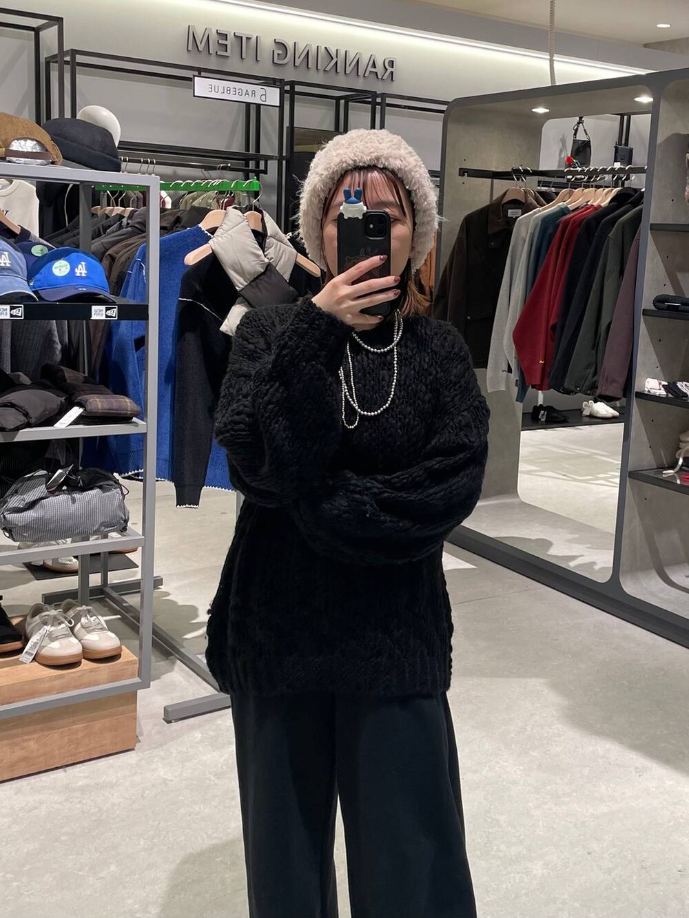 ブラック系のブルゾン、ブラック系のスウェットパンツ、ホワイト系のニット/セーターを着用したレディースの冬コーディネートの5枚目の写真