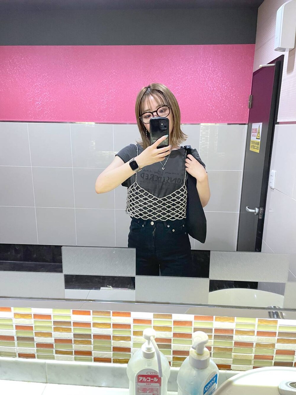 シルバー系のベスト、グレー系のTシャツ/カットソーを着用したレディースの夏コーディネートの2枚目の写真