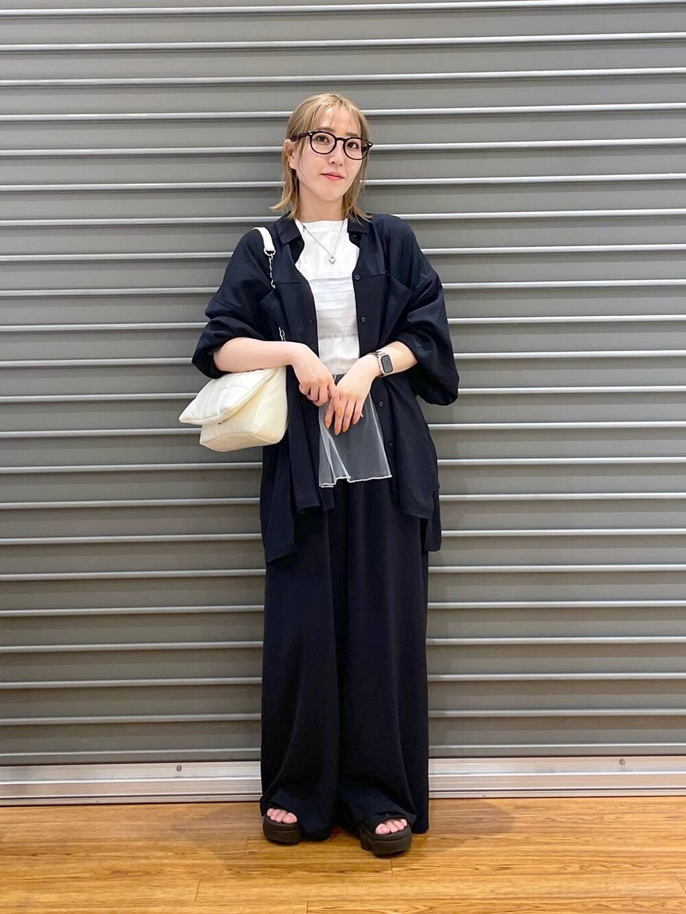 ホワイト系のTシャツ/カットソー、ブルー系のその他パンツ、ブルー系のシャツ/ブラウスを着用したレディースの春コーディネートの3枚目の写真