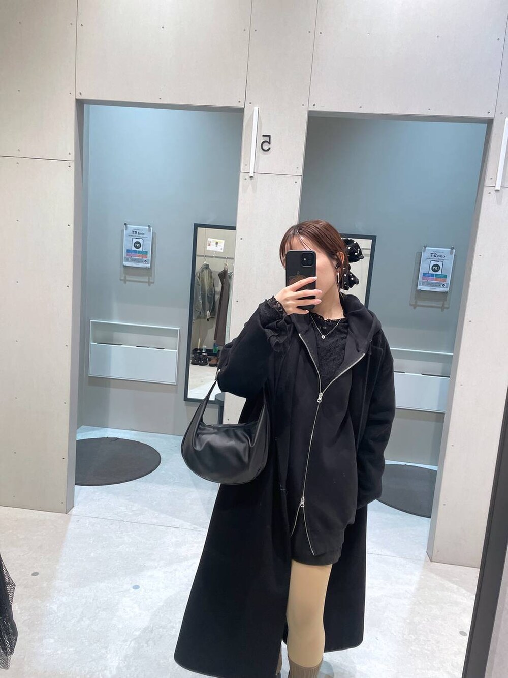 ブラック系のパーカー、ブラック系のその他パンツ、ブラック系のバレッタ/ヘアクリップを着用したレディースの冬コーディネートの3枚目の写真