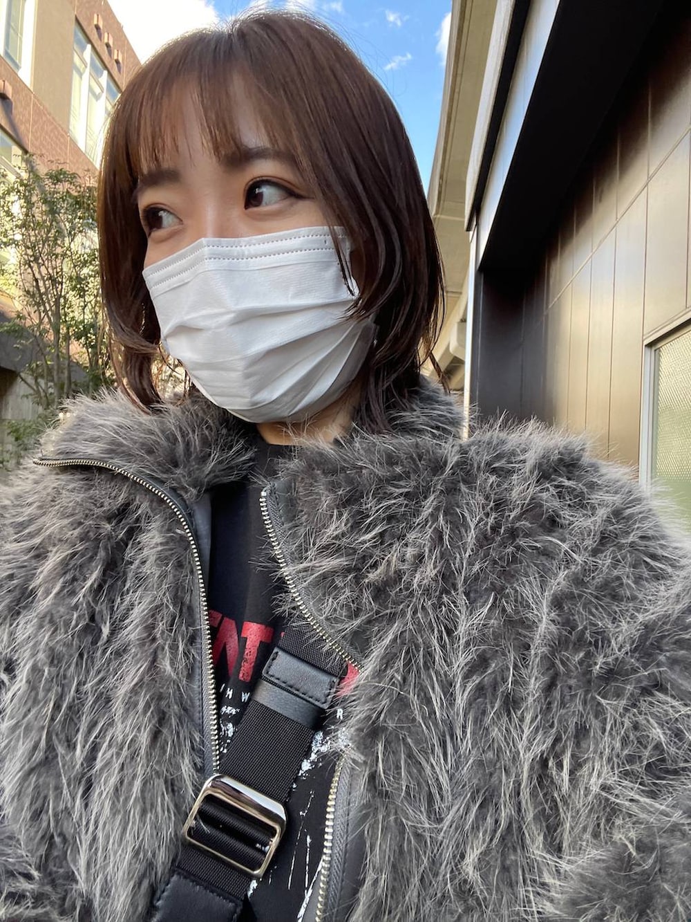 グレー系のブルゾンを着用したレディースの冬コーディネートの2枚目の写真