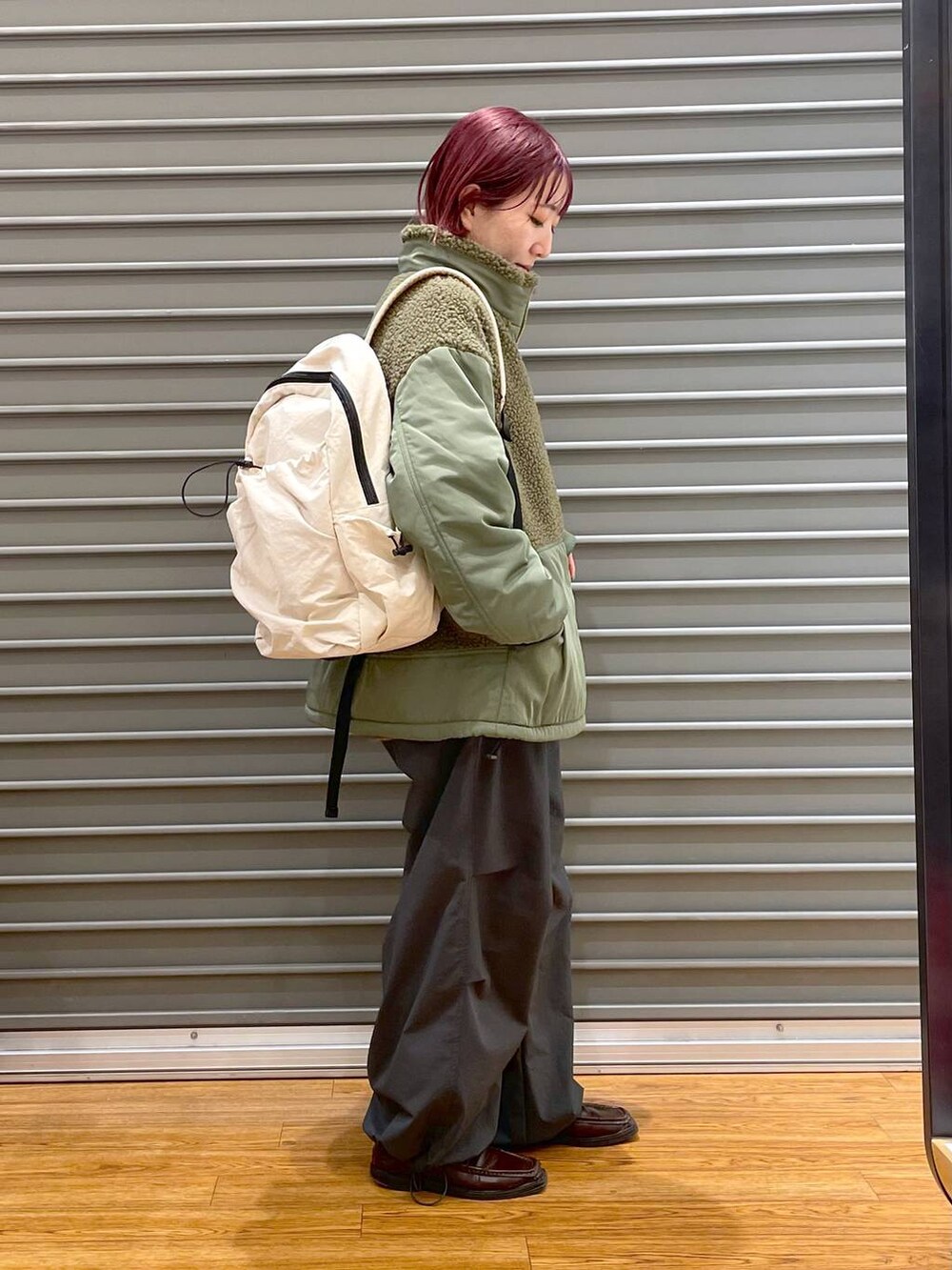 ブラウン系のニット/セーター、グリーン系のその他アウター、グレー系のその他パンツを着用したレディースの冬コーディネートの2枚目の写真