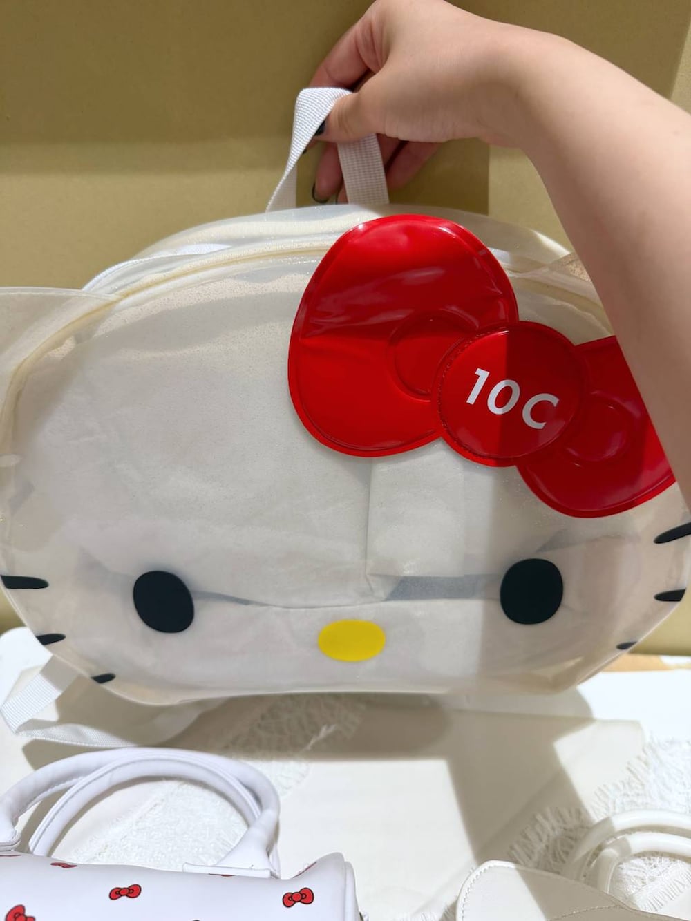 ホワイト系のハンドバッグを着用したレディースの夏コーディネートの3枚目の写真