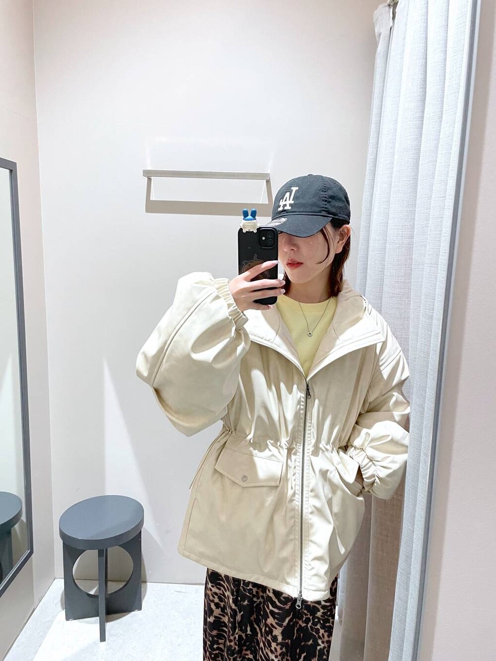 ブラウン系のスカート、ホワイト系のブルゾン、イエロー系のスウェットを着用したレディースの冬コーディネートの8枚目の写真