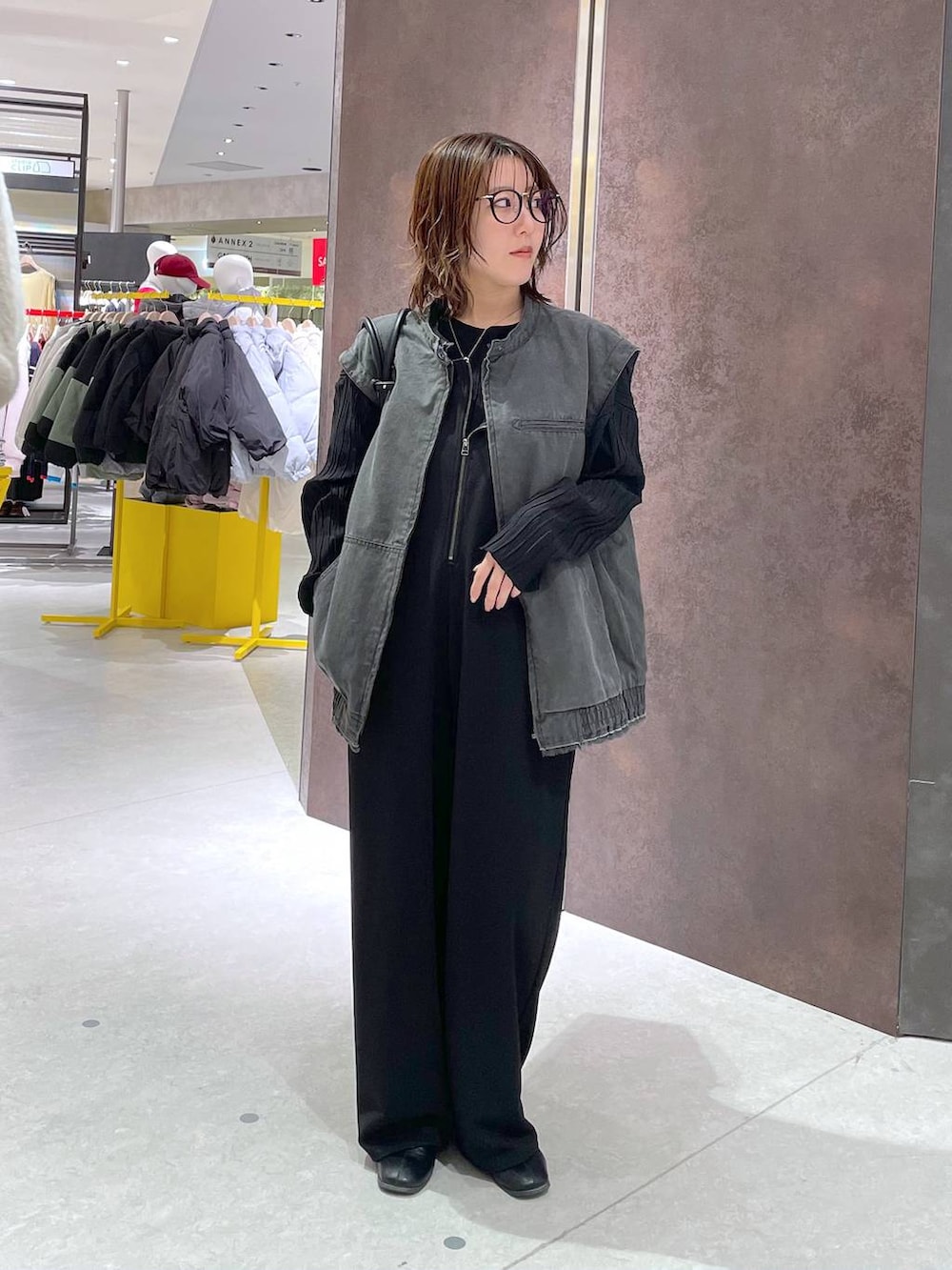 ブラック系のブルゾン、ブラック系のサロペット/オーバーオール、ブラック系のボストンバッグを着用したレディースの冬コーディネートの5枚目の写真