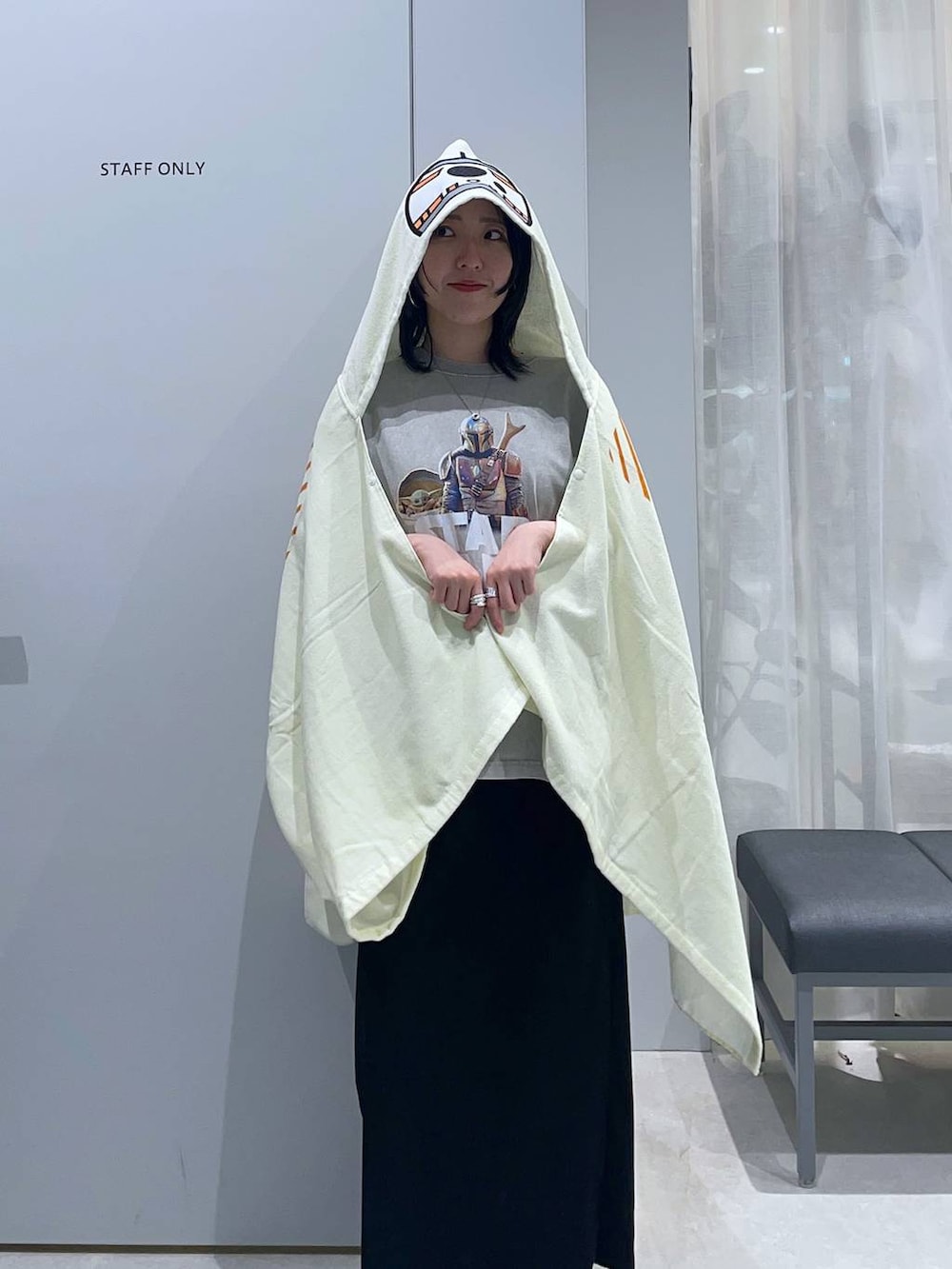 ブラック系のスカート、ブラック系のサンダル、ホワイト系のTシャツ/カットソーを着用したレディースの春コーディネートの2枚目の写真