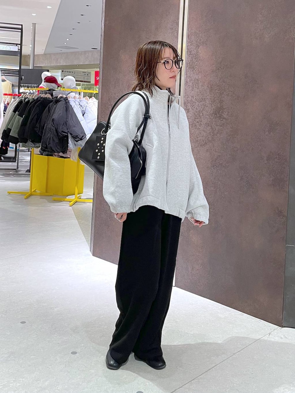 グレー系のブルゾン、ブラック系のサロペット/オーバーオール、ブラック系のボストンバッグを着用したレディースの冬コーディネートの5枚目の写真