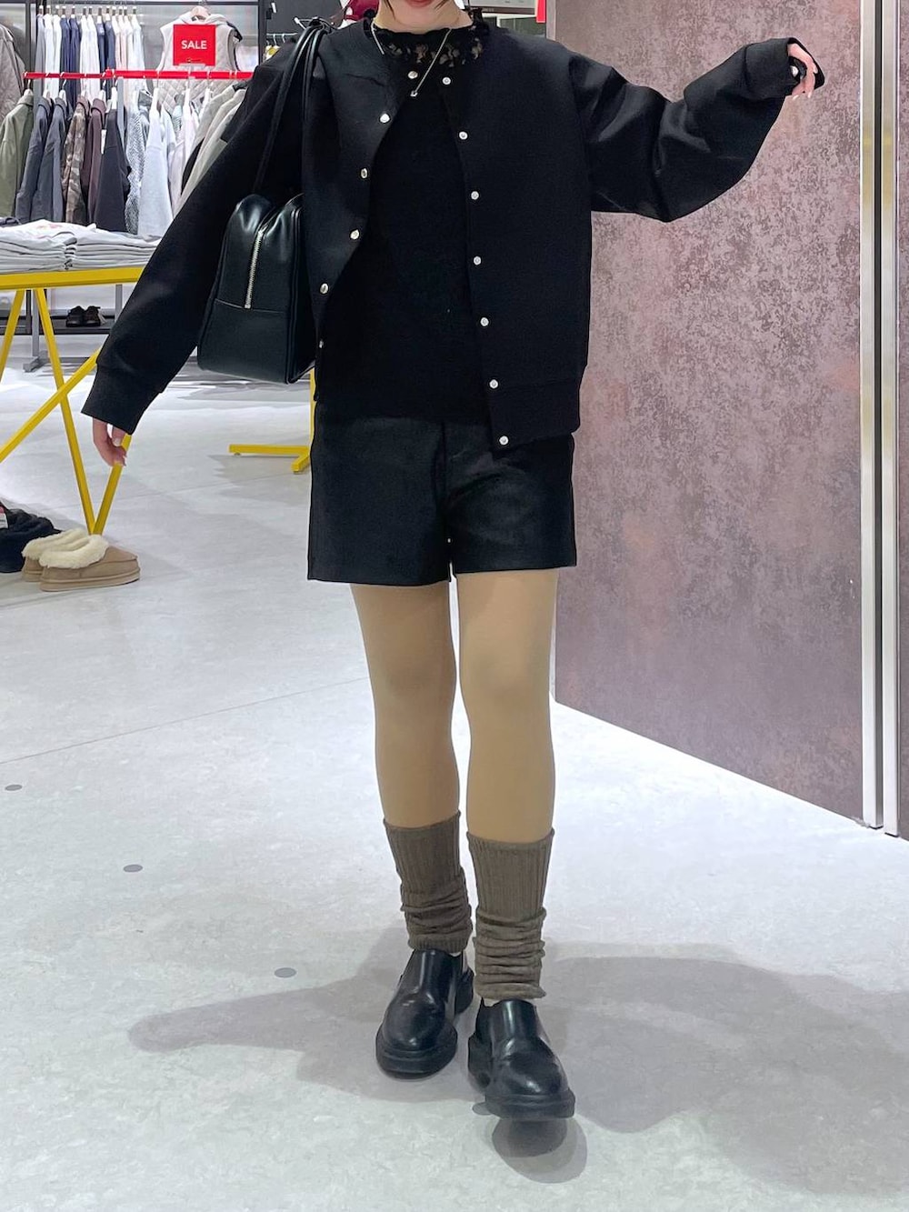 ブラック系のその他パンツ、ブラック系のカーディガン/ボレロ、ブラック系のボストンバッグを着用したレディースの冬コーディネートの2枚目の写真