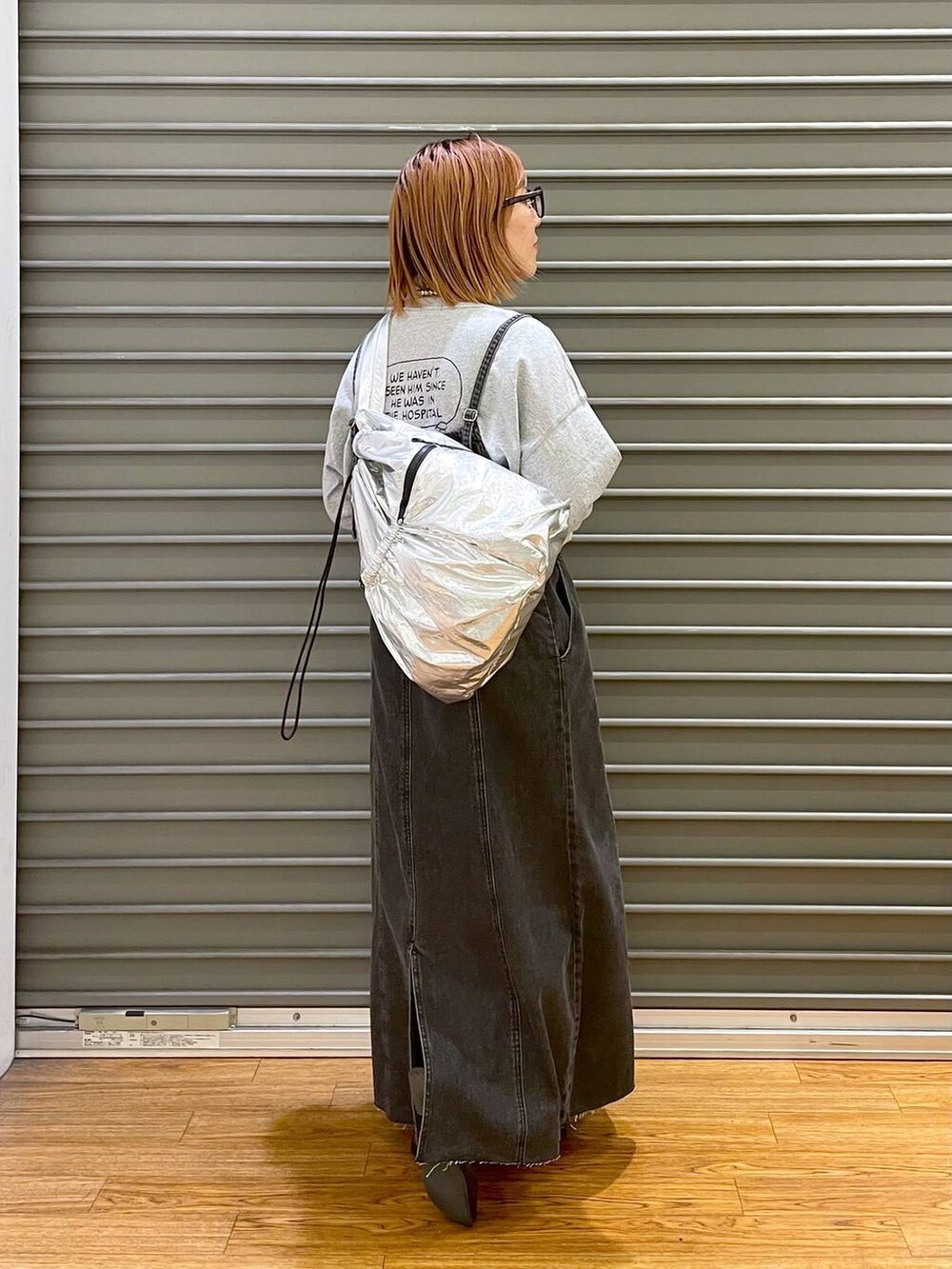 グレー系のTシャツ/カットソー、シルバー系のショルダーバッグ、グレー系のワンピースを着用したレディースの冬コーディネートの2枚目の写真